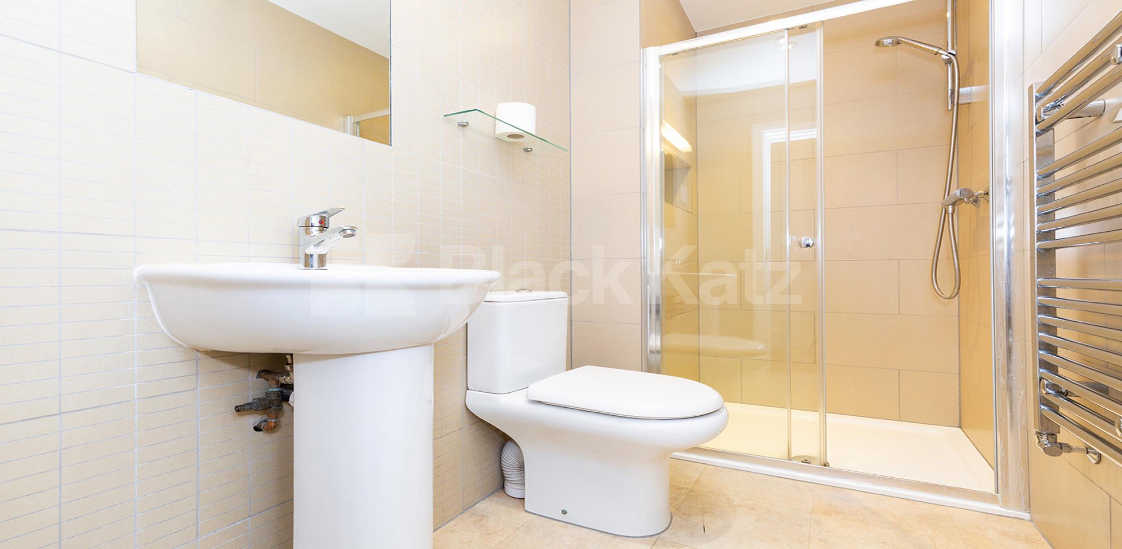 			MINS TO UCL, SOAS & LSE, 4 Bedroom, 1 bath, 1 reception Flat			 Byng Place, RUSSELL SQUARE